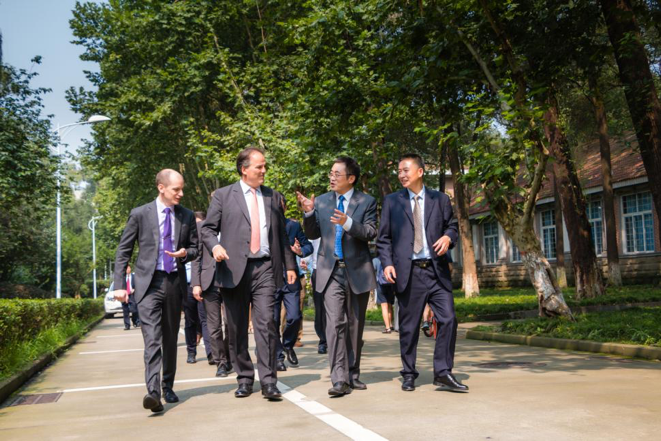 国务院批准！外国部长级、省长级官员密集到访四川这所高校！