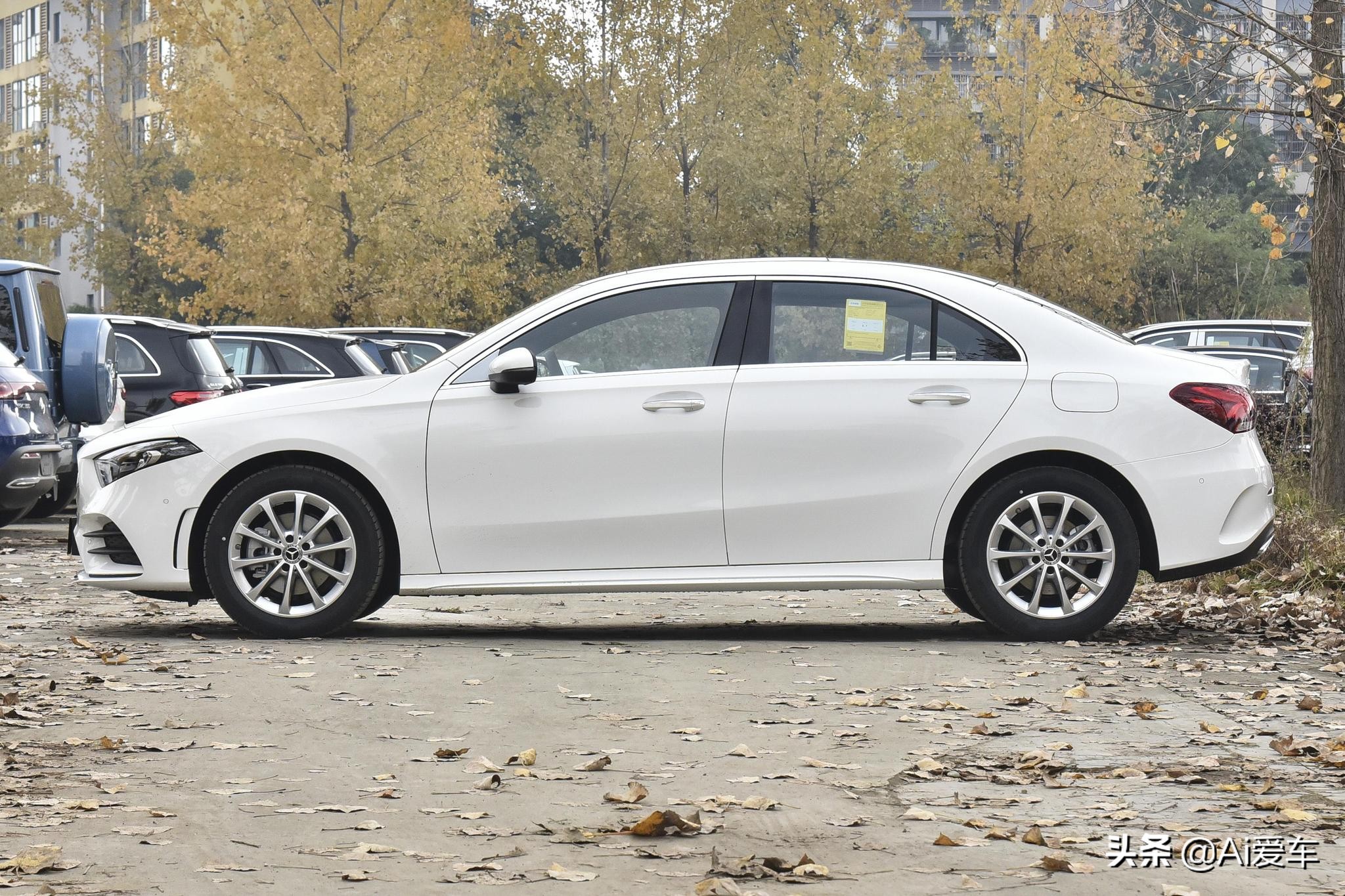奔驰家入门轿车，轴距加长空间更大，便宜油耗5.4L，实拍奔驰A级