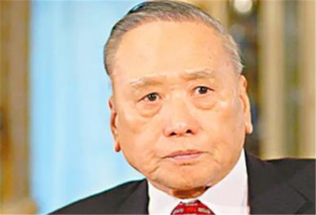 白手起家的穷小子邱德根，痛失爱妻后娶了小姨子，后患上老年痴呆