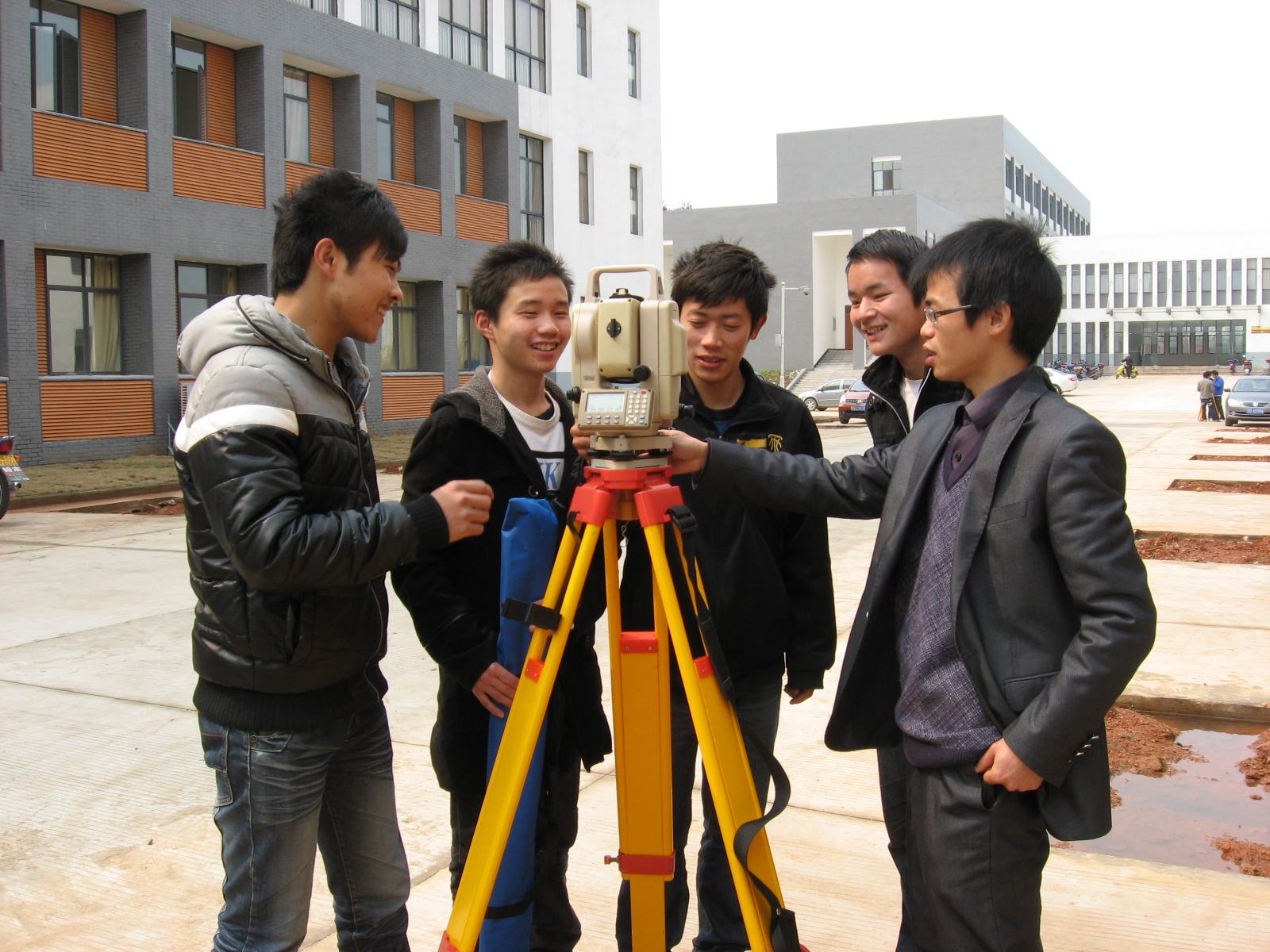 土木工程不再“受宠”？理想与现实差距太大：风里雨里工地等你