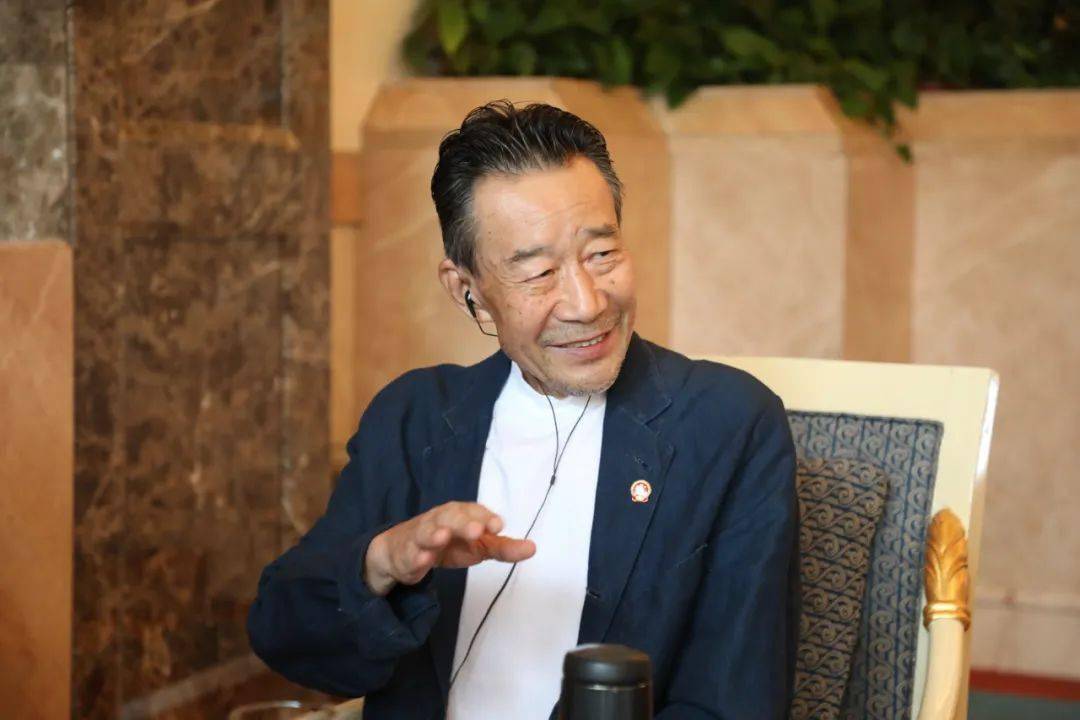 不怕人老怕心老，依旧活跃的8位高龄明星，最小的李雪健都67岁了
