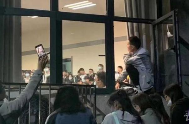 武大沉浸式恋爱课刷屏，教室内人满为患，学生在教室外爬窗听课