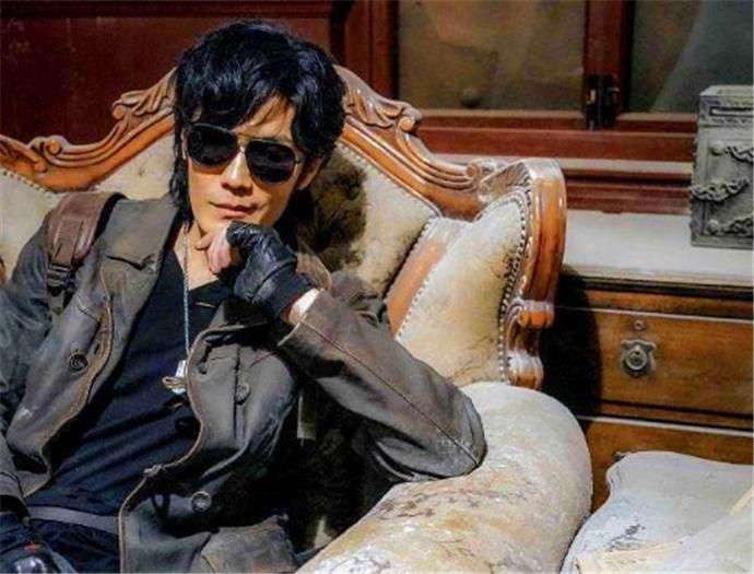 《盗墓笔记》黑瞎子，非张家人无麒麟血，为何有小哥的不老体质？