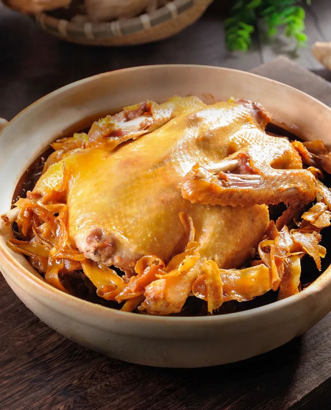 姜母鸭将姜母,番鸭,麻油各自的特点充分发挥,三者互不抢味,又应和当地