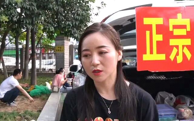 辣妈开奥迪卖凉皮，为陪孩子抛售千万房产：为了儿女，谁不曾辛酸