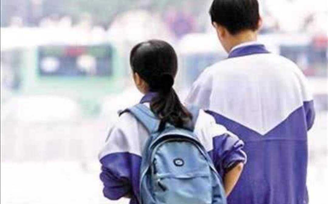 别把孩子“早恋”当洪水猛兽，与其严防死守，不如教会小孩去爱