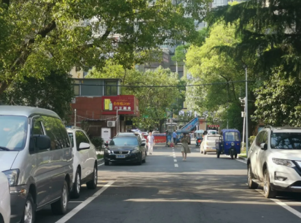 湖北老旧小区改造：大冶市新华西路片区小区翻新 居民点赞送锦旗