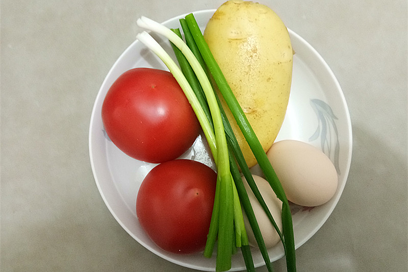 土豆番茄汤制作方法（教你做酸爽开胃的西红柿土豆汤）