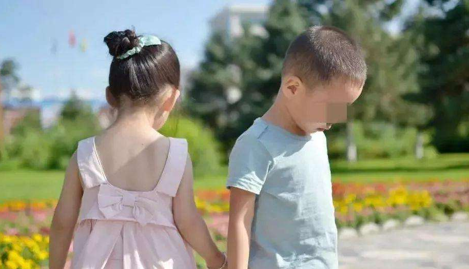 男孩按住女孩大胆亲吻，家长崩溃，你还觉得孩子的性教育太早吗？