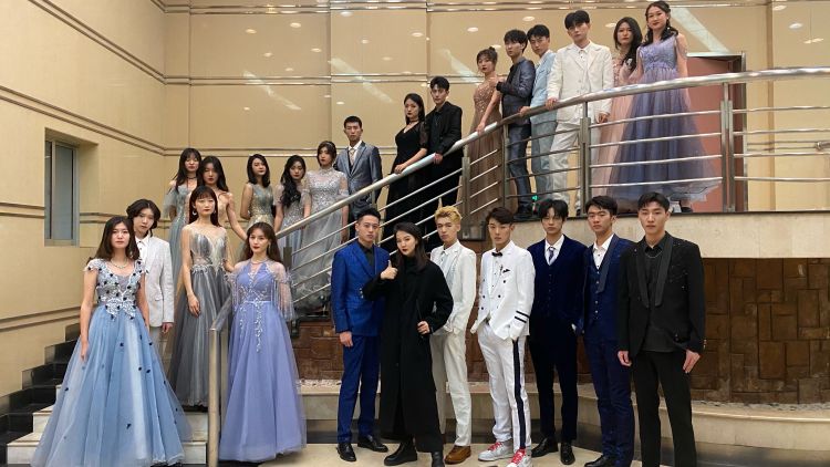 半岛聚焦丨怒减20斤经历残酷选拔淬炼，半岛女记者体验真实车模生活