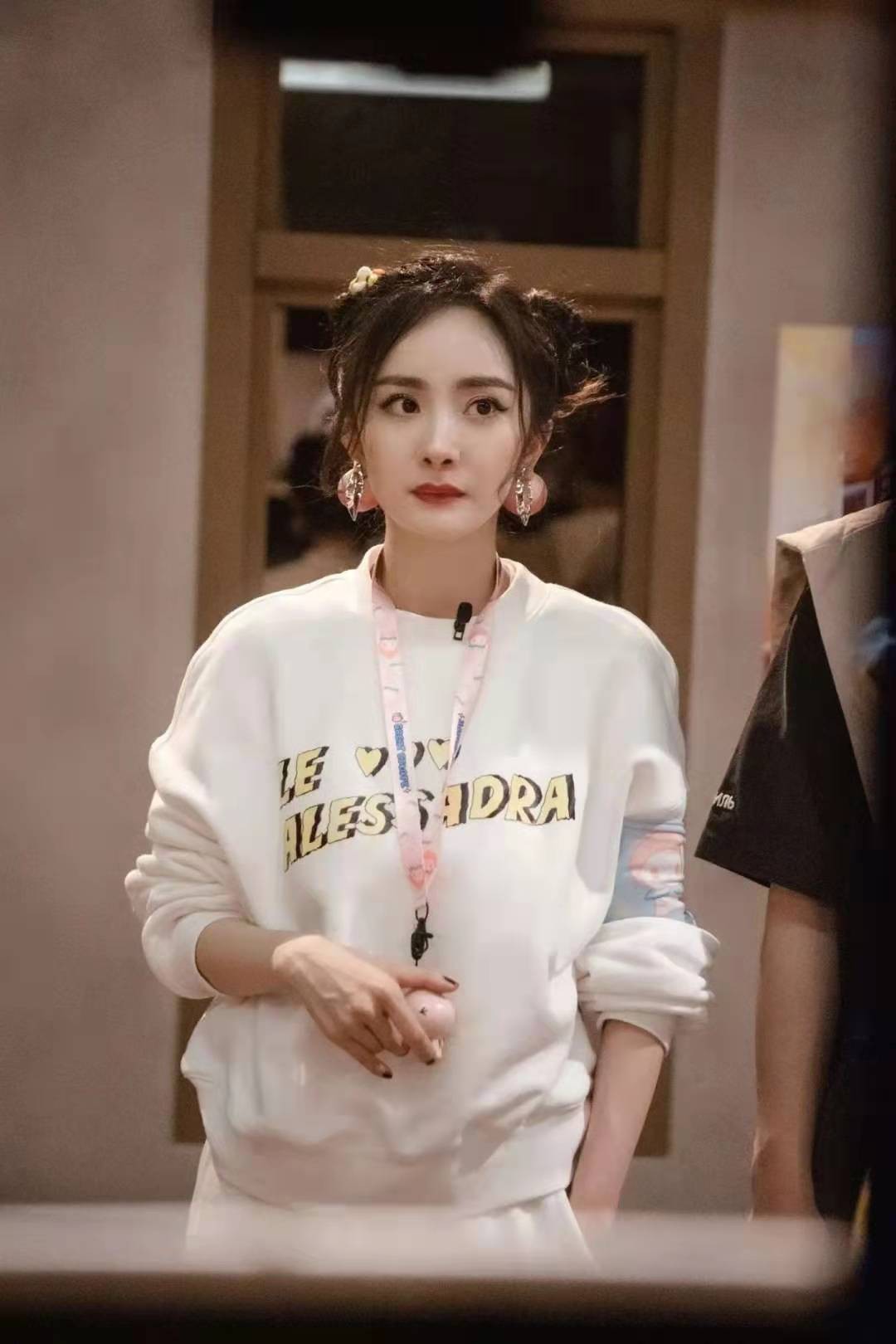 扎哪吒头戴蜜桃耳环掀起跟风潮,卫衣造型超美