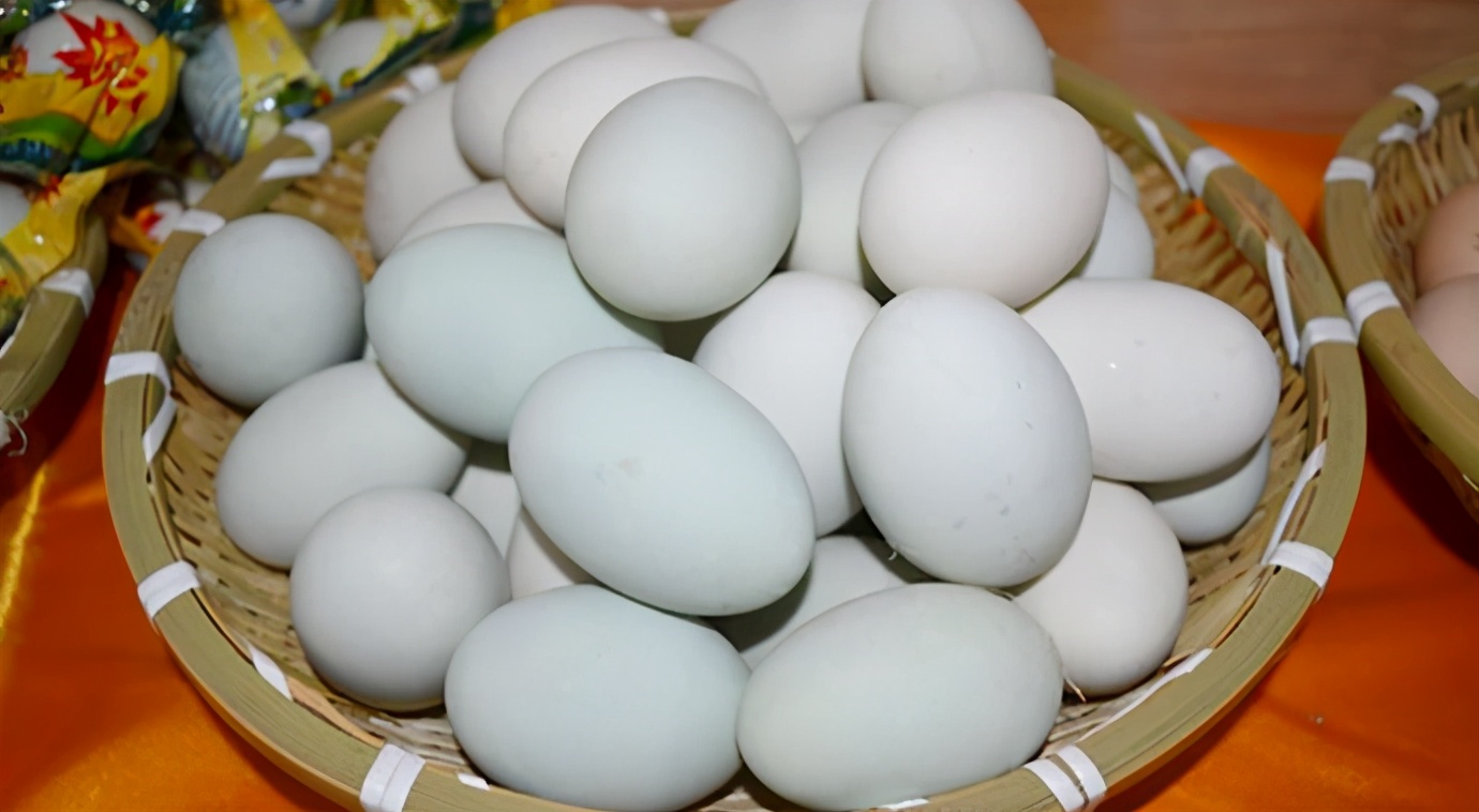 自制咸鸭蛋，只需2样调料，10天就成熟，半月蛋黄起沙出油，真香