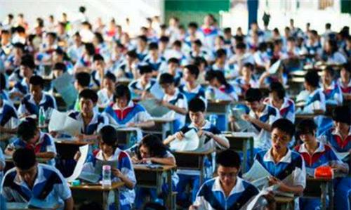 高考状元收到北大录取通知书后，却因父母的过错，被强行收回