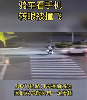 秋高气爽时，白云如絮漫天飘，映衬碧空万里明。