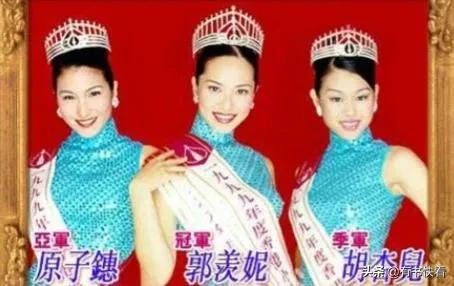 除了20岁的时候，“最丑陋的香港姐妹”，一名43岁的郑级女演员被堆积。