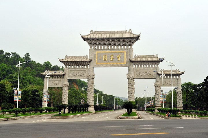 大夫山大夫山森林公園位於廣州市番禺區市橋以西三公里處,跨市橋,鍾村