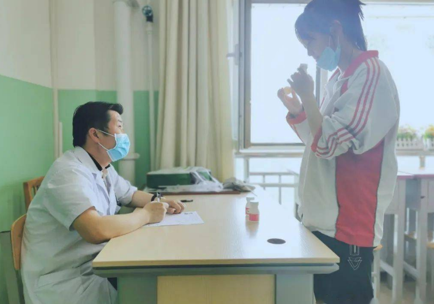 面对高考体检，学生直接低头，有人“一丝不挂”，医生看后很无奈