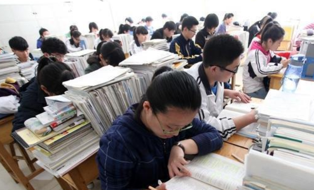 清华大学美女校花火了，颜值和明星不分伯仲，网友喊话：快出道吧