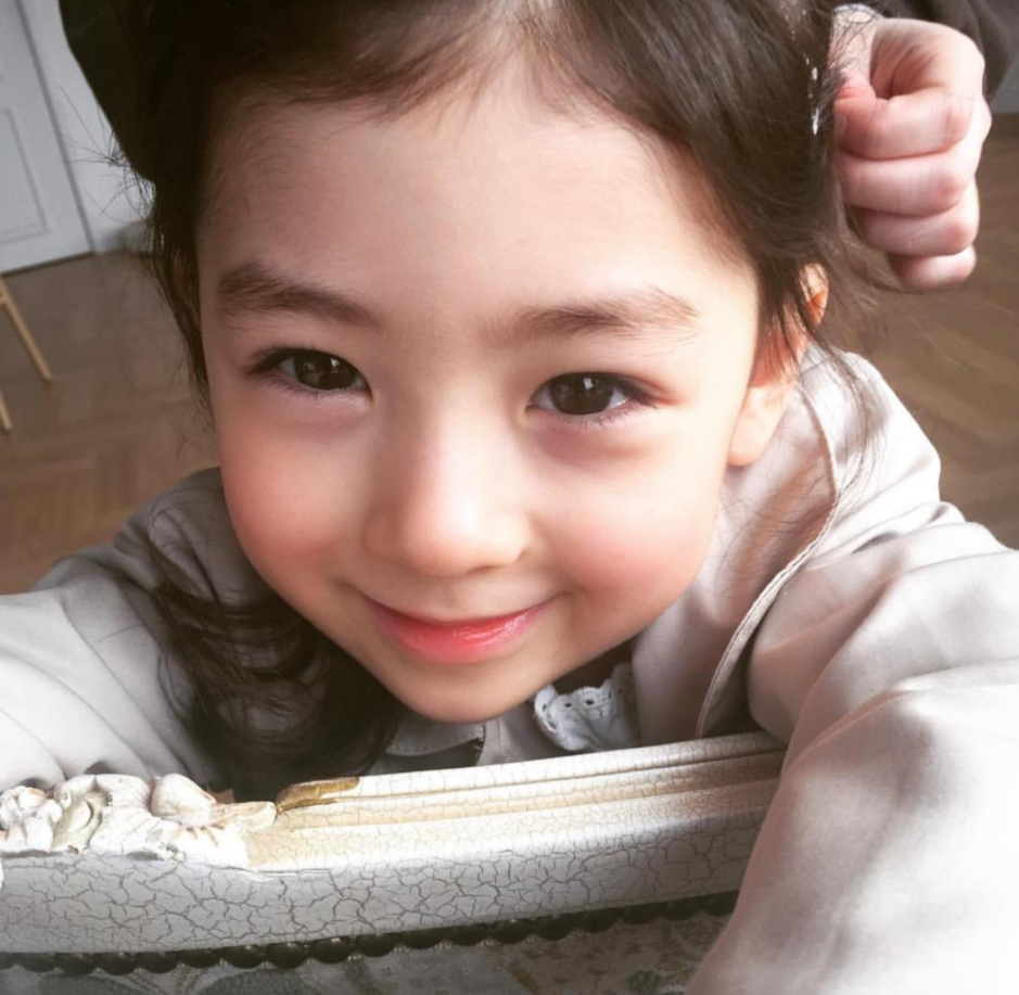 网友逛街偶遇刘烨一家，刘诺一颜值爆表，刘霓娜却“画风突变”？