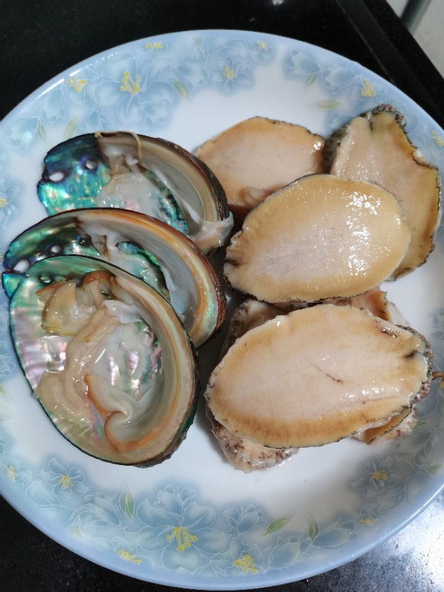 鲍鱼炖汤，加几个鲍鱼壳一起炖煮更鲜甜！