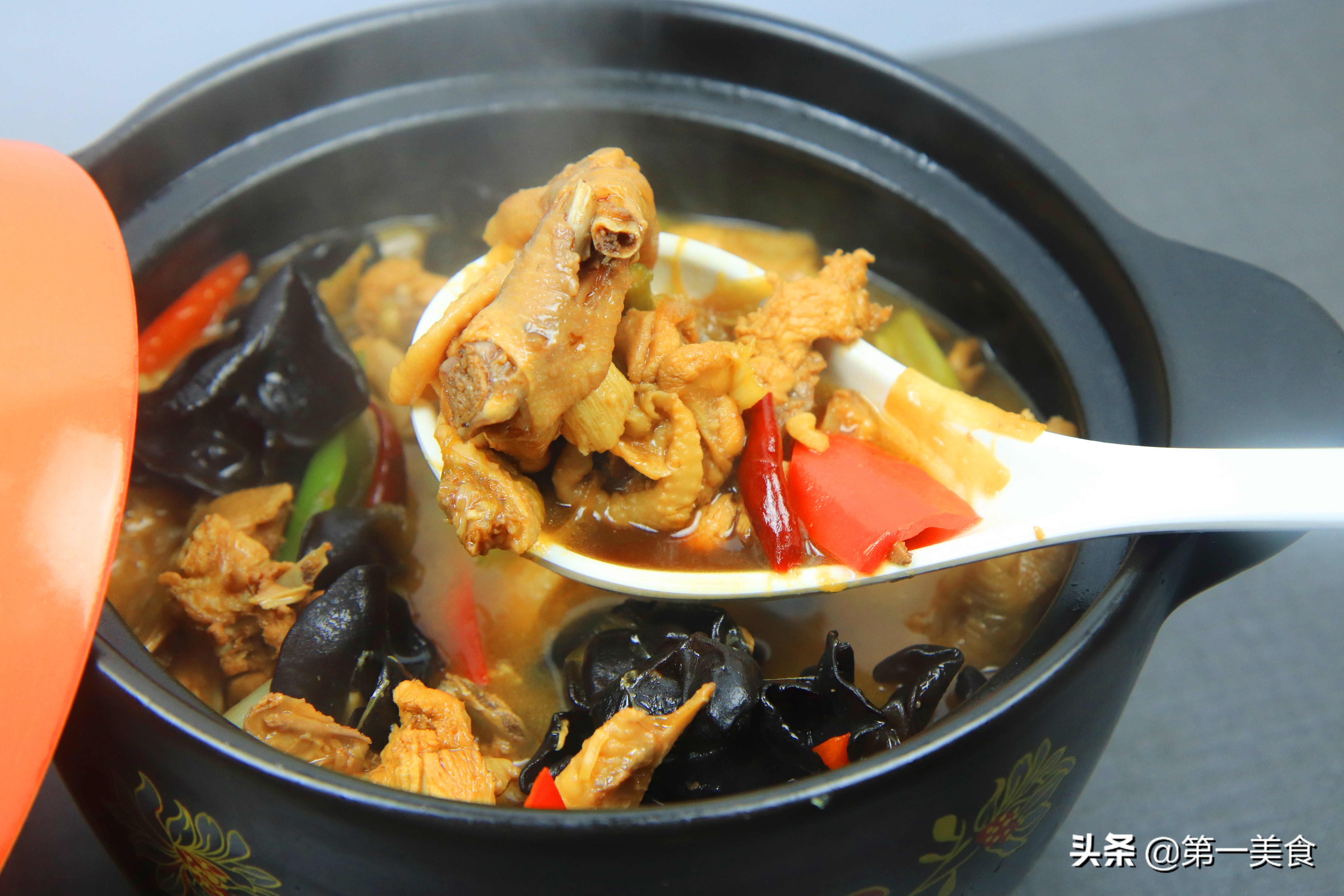 砂锅鸡这样做才好吃,学会这个方法,鸡肉鲜嫩不腥,汤汁浓香四溢