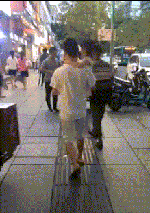 “爸爸，我也想要抱抱”，女儿奴爸爸面前，儿子就是“干苦力”的