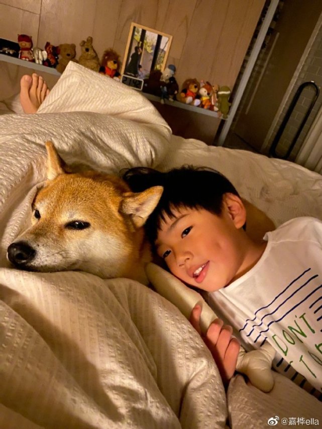 Ella晒与老公相爱相杀日常，怒批老公熬夜打游戏后，贴心帮其刮痧