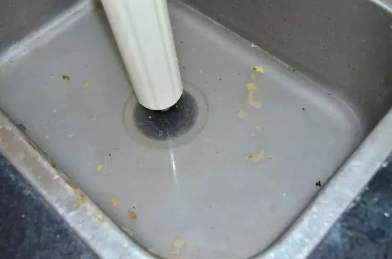 下水道堵了，别用棍子捅！试试这个方法，轻松疏通不求人