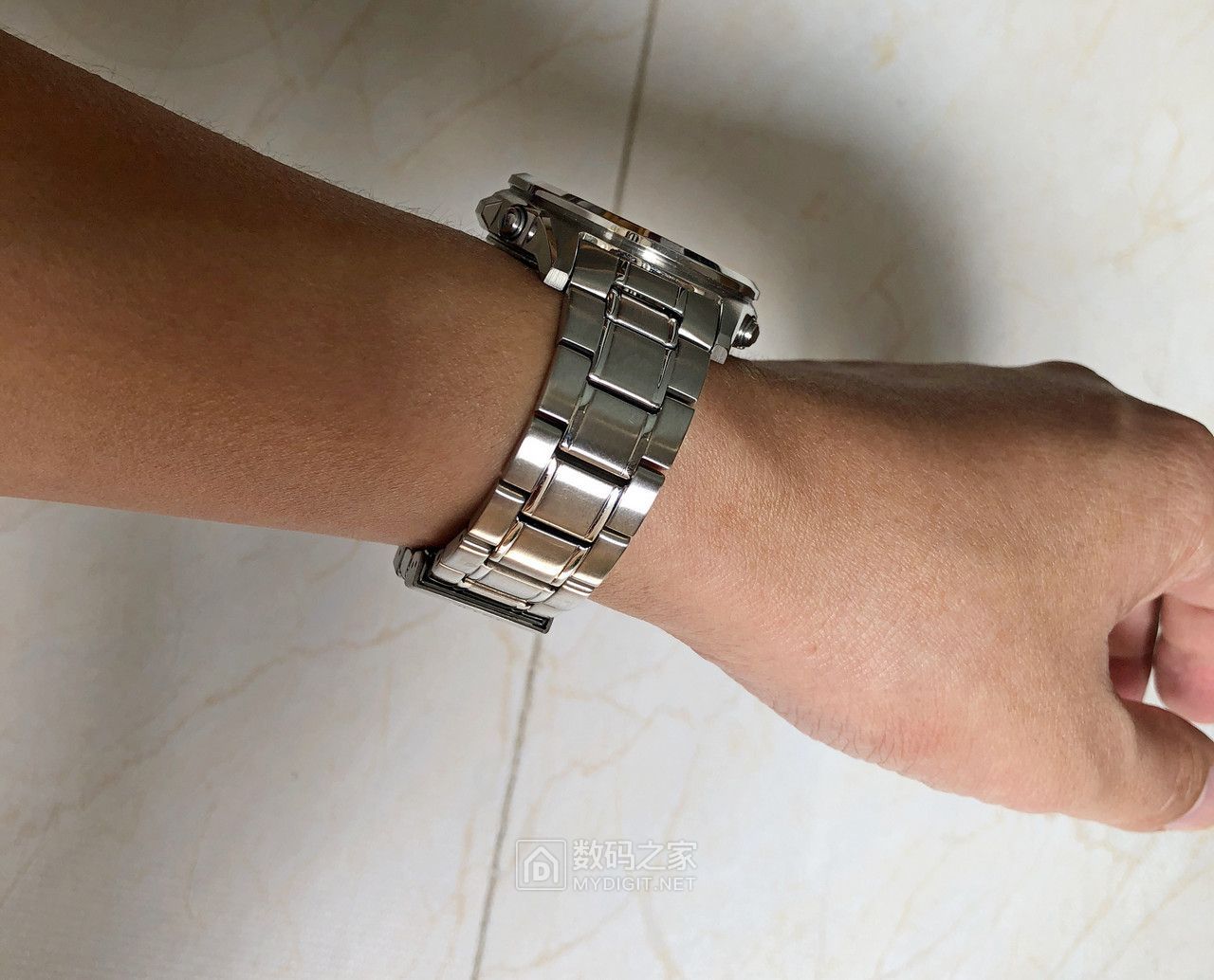 开箱详测：卡西欧CASIO LCW-M300双显电波光动能表，休闲商务之选