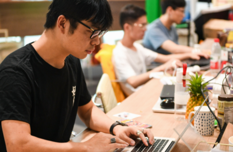 大学生毕业后，签订“三方协议”要谨慎，可能会影响学生正常就业