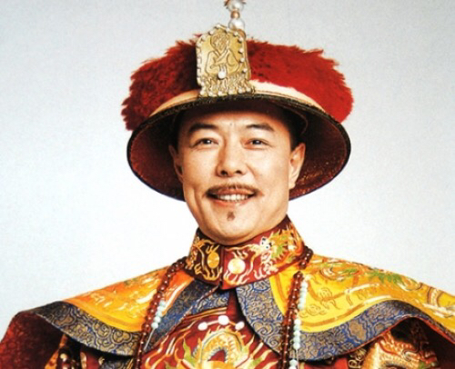 “风流皇帝”张铁林：9个女人3个孩子，他是如何渣完一个又一个？