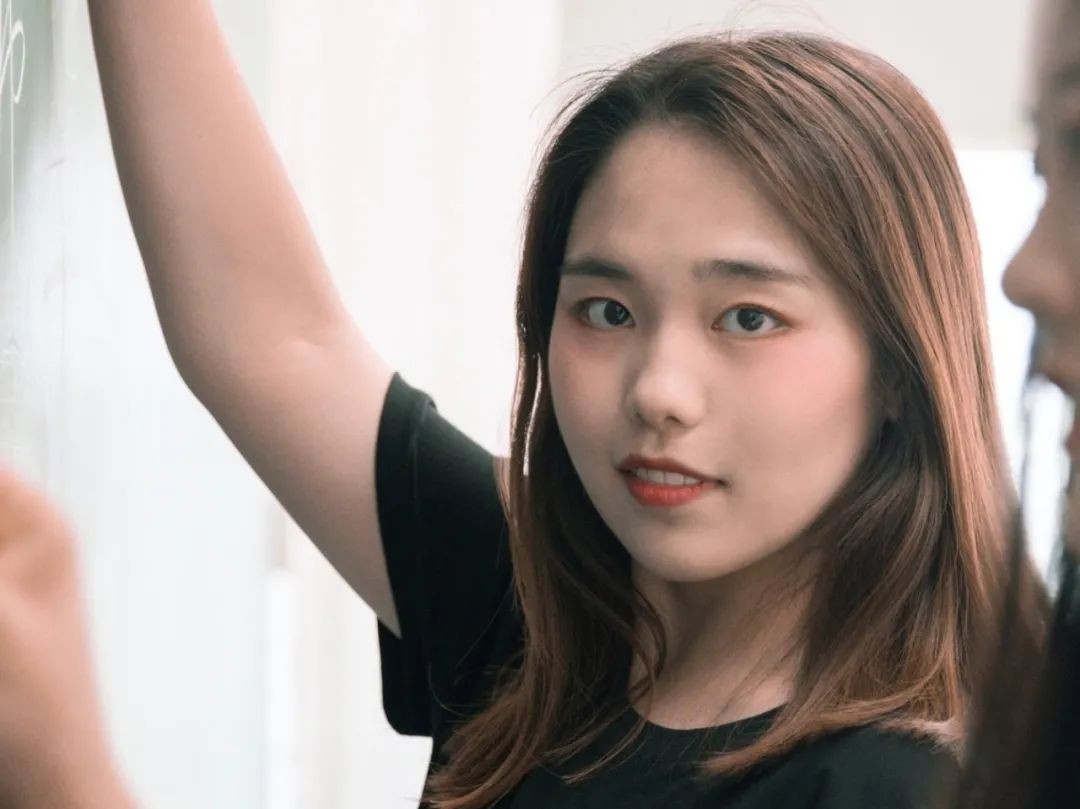 惊艳！北京“双一流”名校2021级新生辅导员集体亮相，网友：眼前一亮！