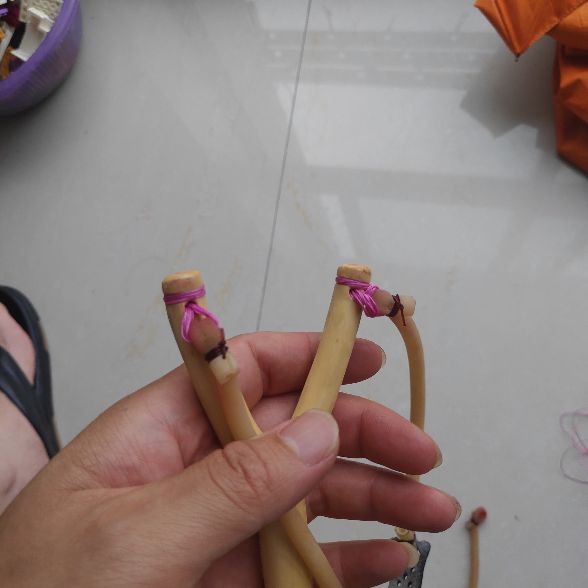 全手工木弹弓制作过程(木头弹弓上皮筋的完美方案)