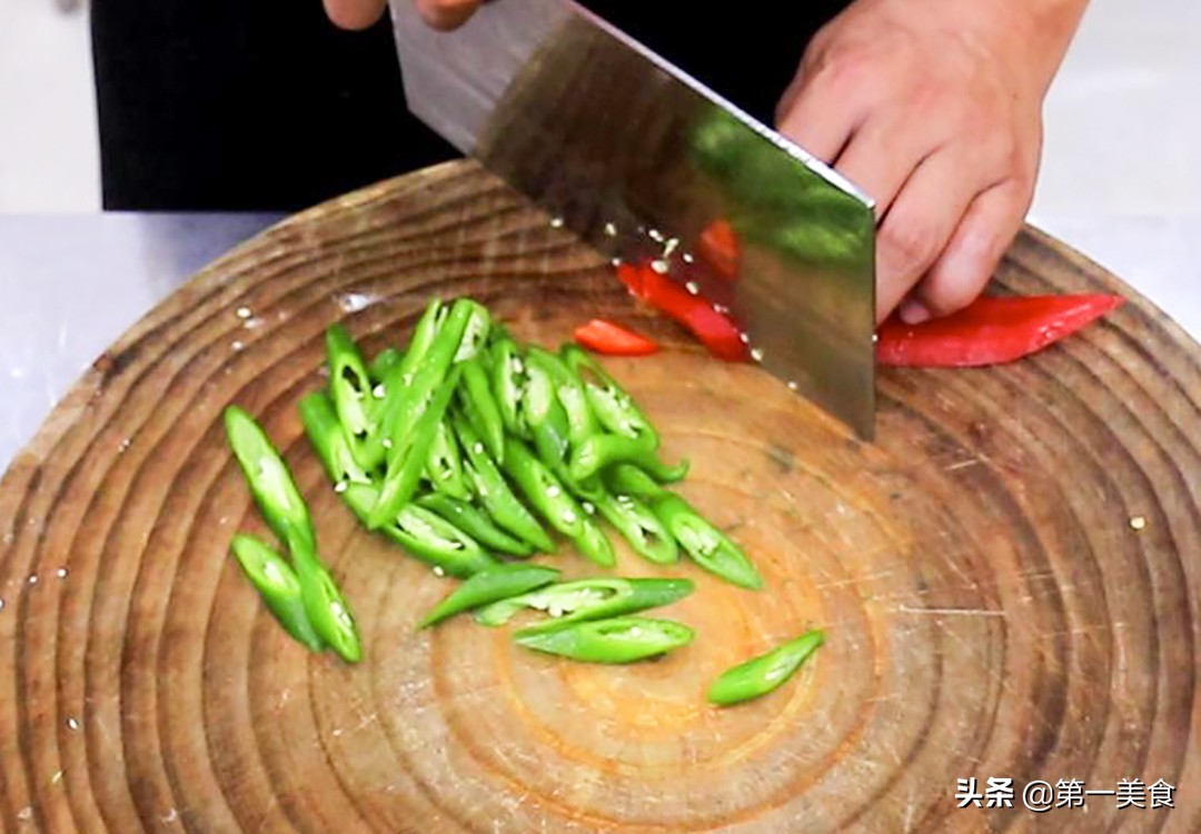 饭店的腊肉炒芹菜，为啥清脆不柴有嚼劲，厨师长告诉你关键在哪