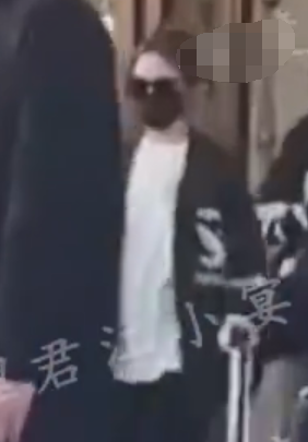 孟美岐風(fēng)波后首現(xiàn)身，遮擋嚴(yán)實(shí)前往錄制節(jié)目，現(xiàn)場(chǎng)等待粉絲痛哭