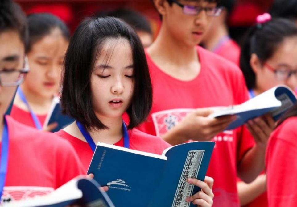 初中生“发型标准”公开，头发长度精确到厘米，学生表示难以接受