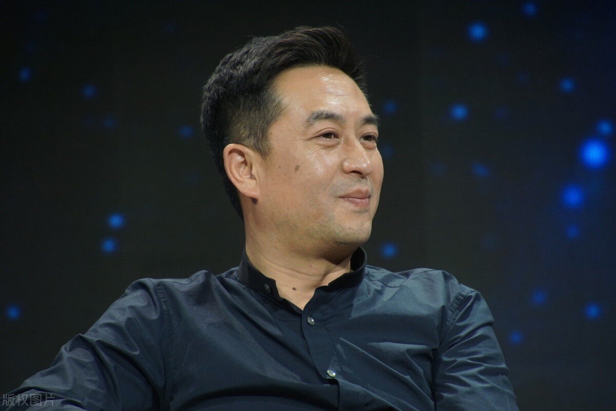 国字脸适合什么发型（国字脸如何留出帅气的小背头发型）