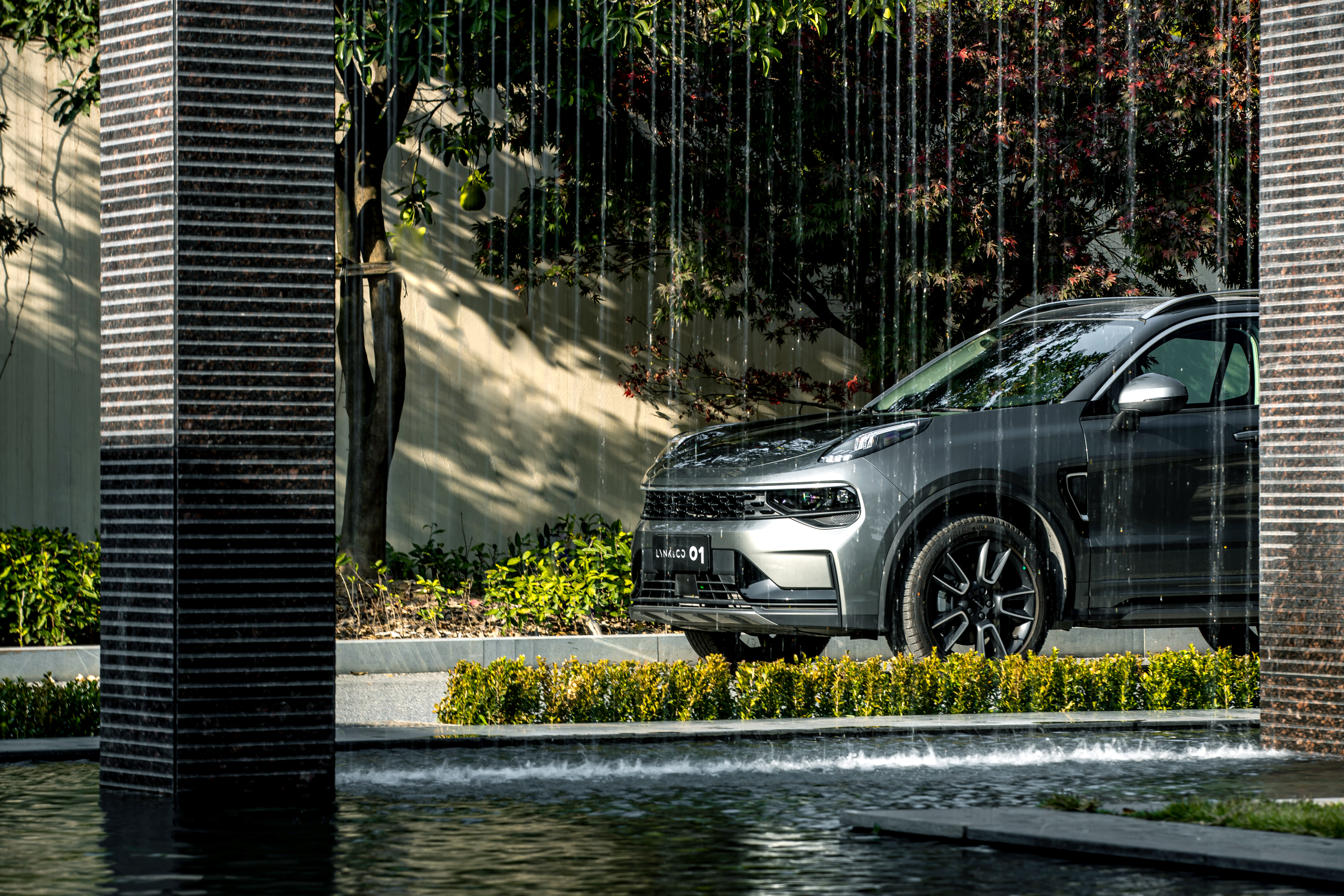 20万买2.0T+8AT+四驱？正面硬刚合资SUV 试驾2021款领克01