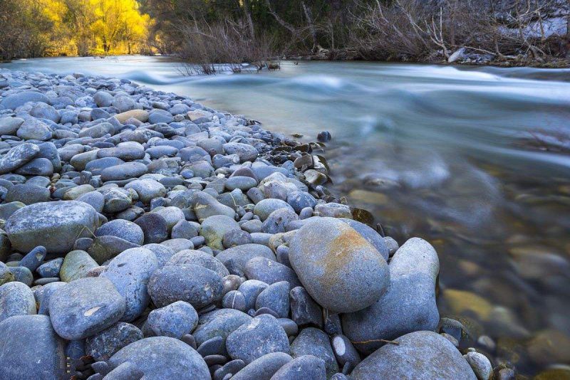 河边石头怎么分辨玉石河边石头到底是不是玉石