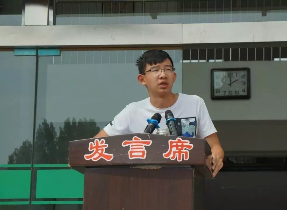 衡水中学文科状元刘嘉森，673分被北大录取，如今却靠演讲为生