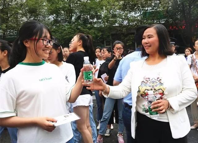 “无声考场”允许戴有框眼镜？符合三点即可佩戴，高考生来做笔记