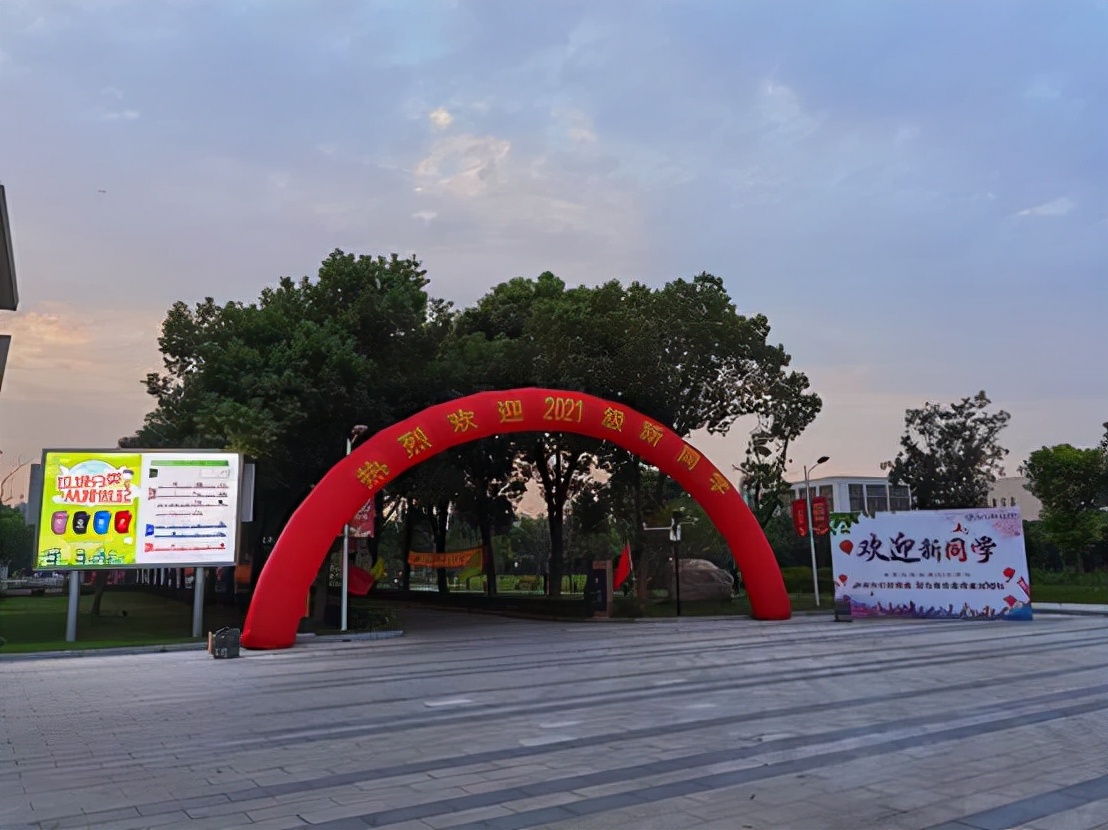 上海工商职业技术学院喜迎2021级新生入学报到