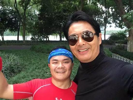 周润发晨跑被偶遇，身材超瘦两鬓斑白戴帽子遮，摘口罩与粉丝合照