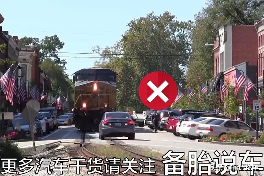 这才是正确红绿灯路口掉头，很多人不注意扣分又罚款，你做对了吗
