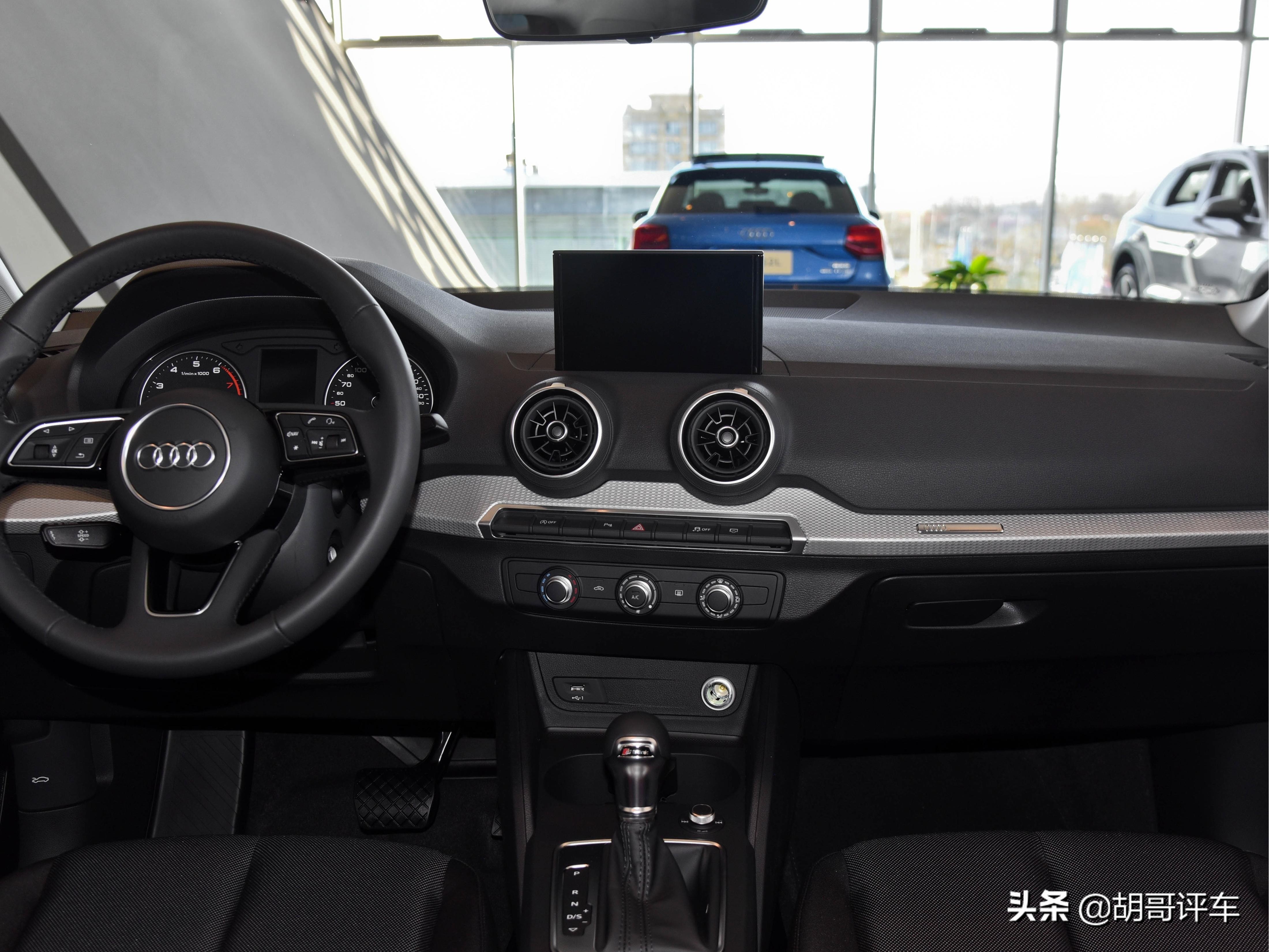 没比CR-V贵，德味精致小车，加长轴距，熏黑套件，实拍奥迪Q2L