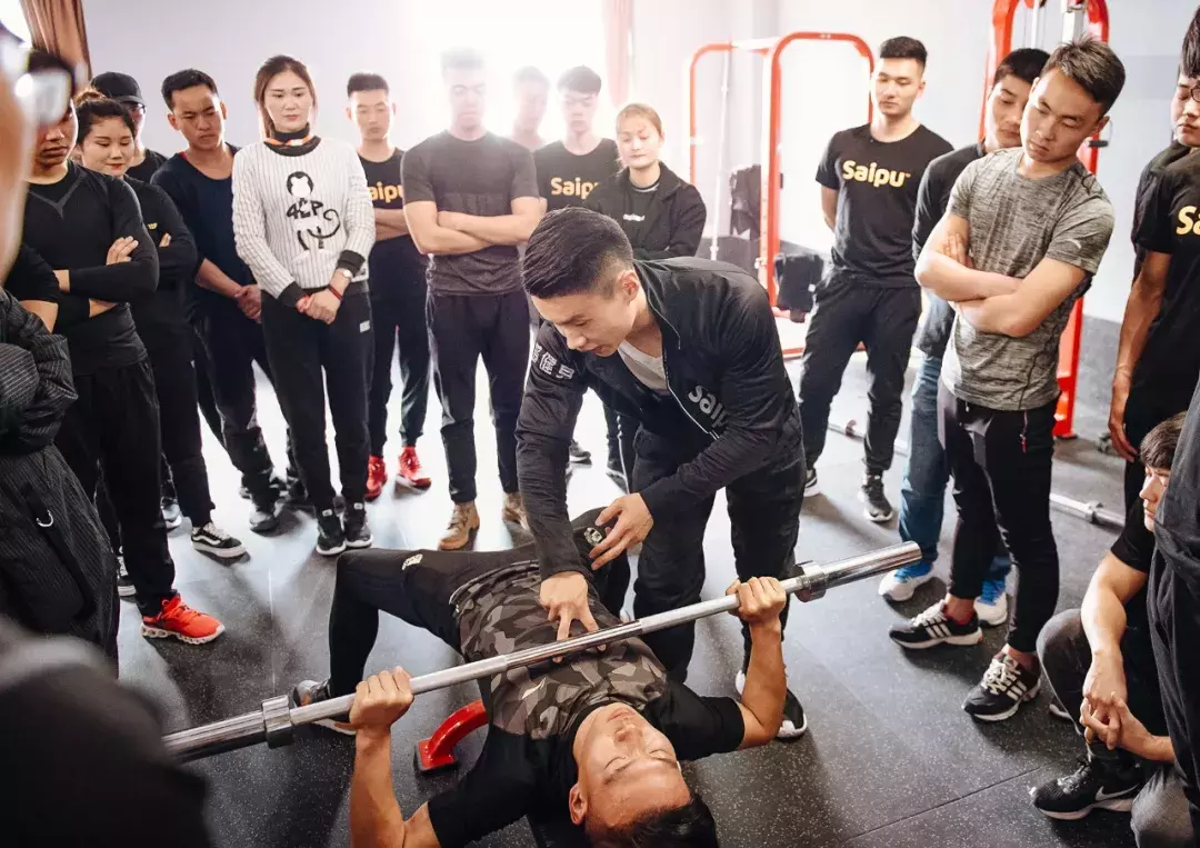 两次手术，不被家人看好，如今20岁的他成为高级私教，年薪三十万