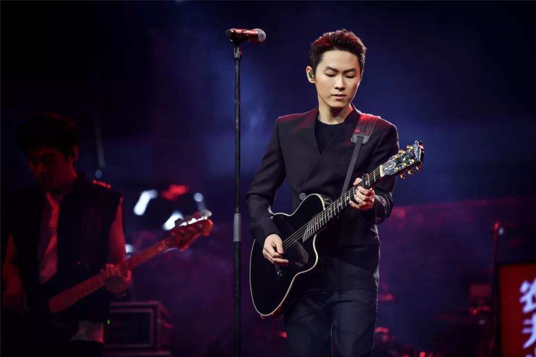 当老师一曲beyond乐队的《真的爱你》弹奏完,梁博就像着了魔的爱上了