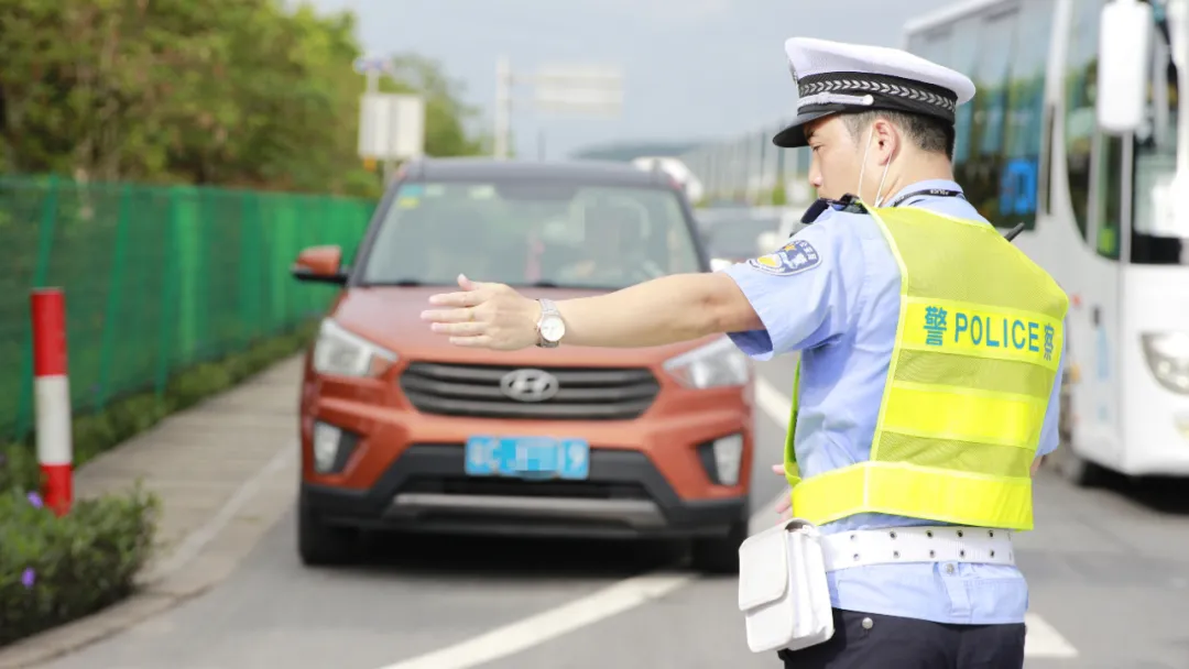 珠海交警开启首场大规模整治行动，司机插队打尖被罚:人有三急！