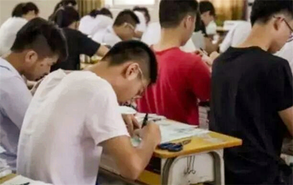 唐尚珺隐瞒家人复读7年，考625分入政法大学，赢了高考却败给现实