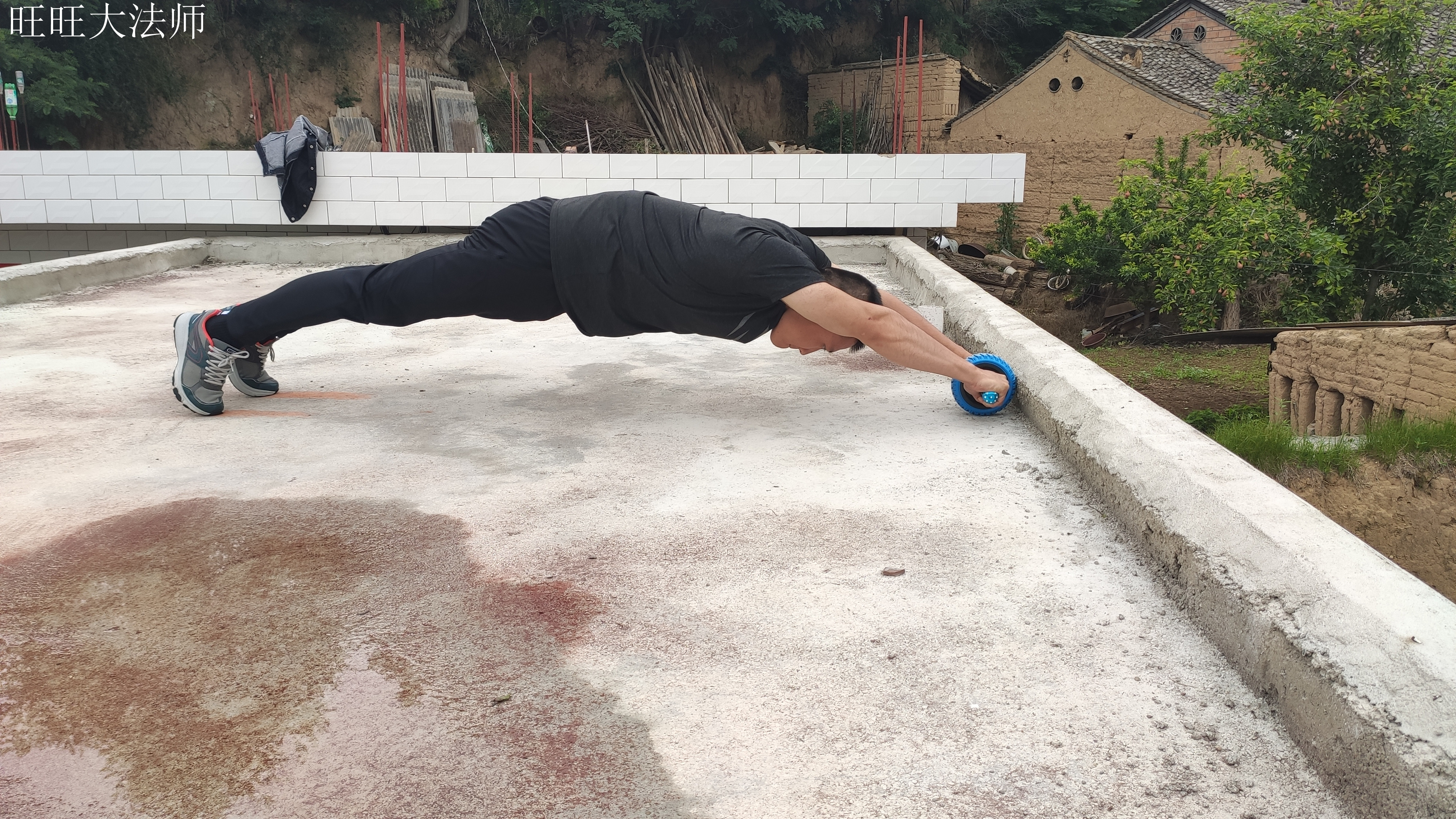 站姿腹肌轮怎么练？你只需要3个技巧，以后腹肌轮就不用跪着做了